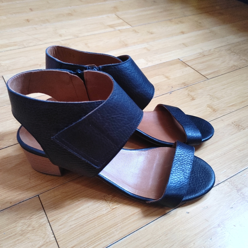 NWOT Ethem Black Ankle Strap Sandals Block Heels